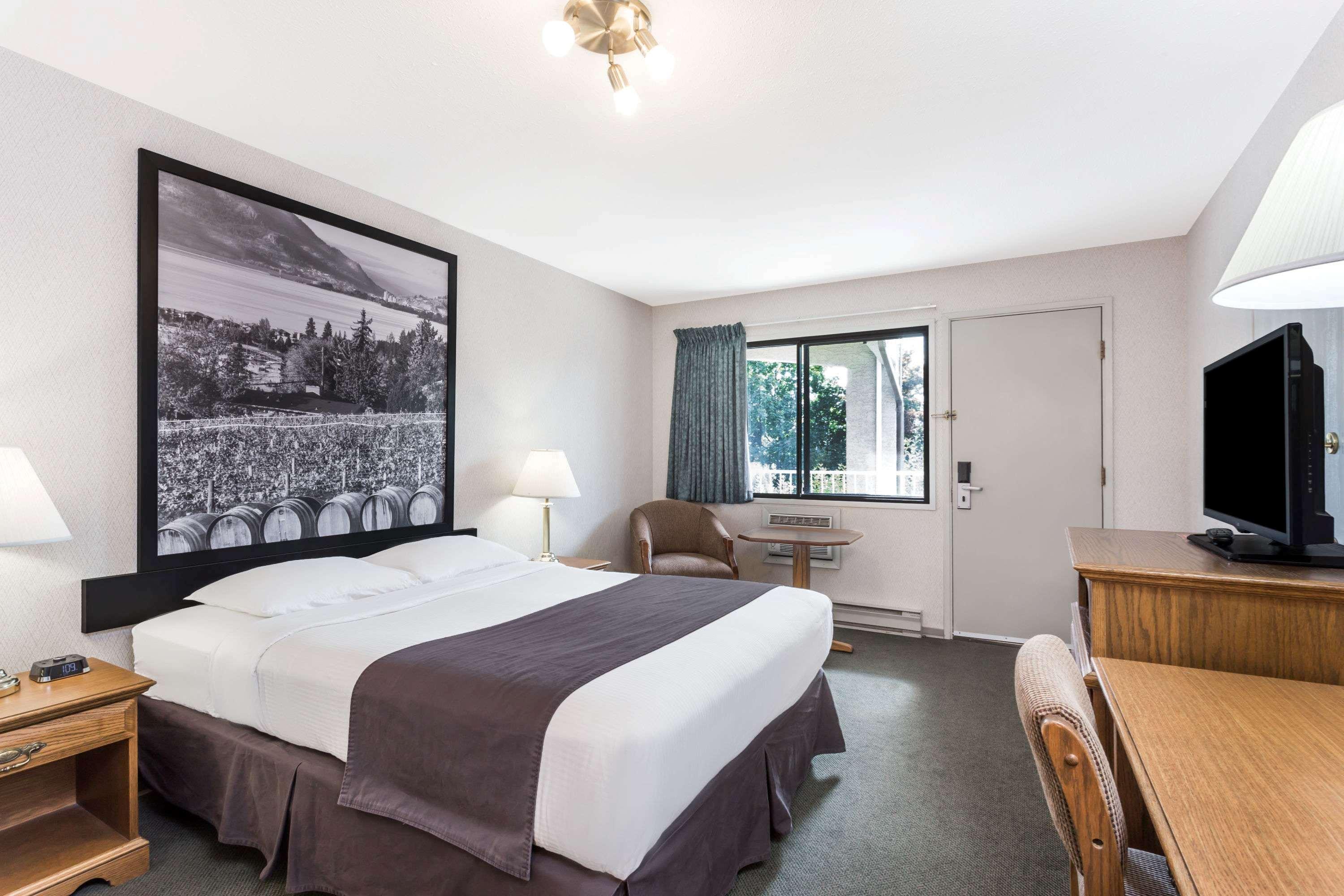 Super 8 By Wyndham Kelowna Bc Экстерьер фото