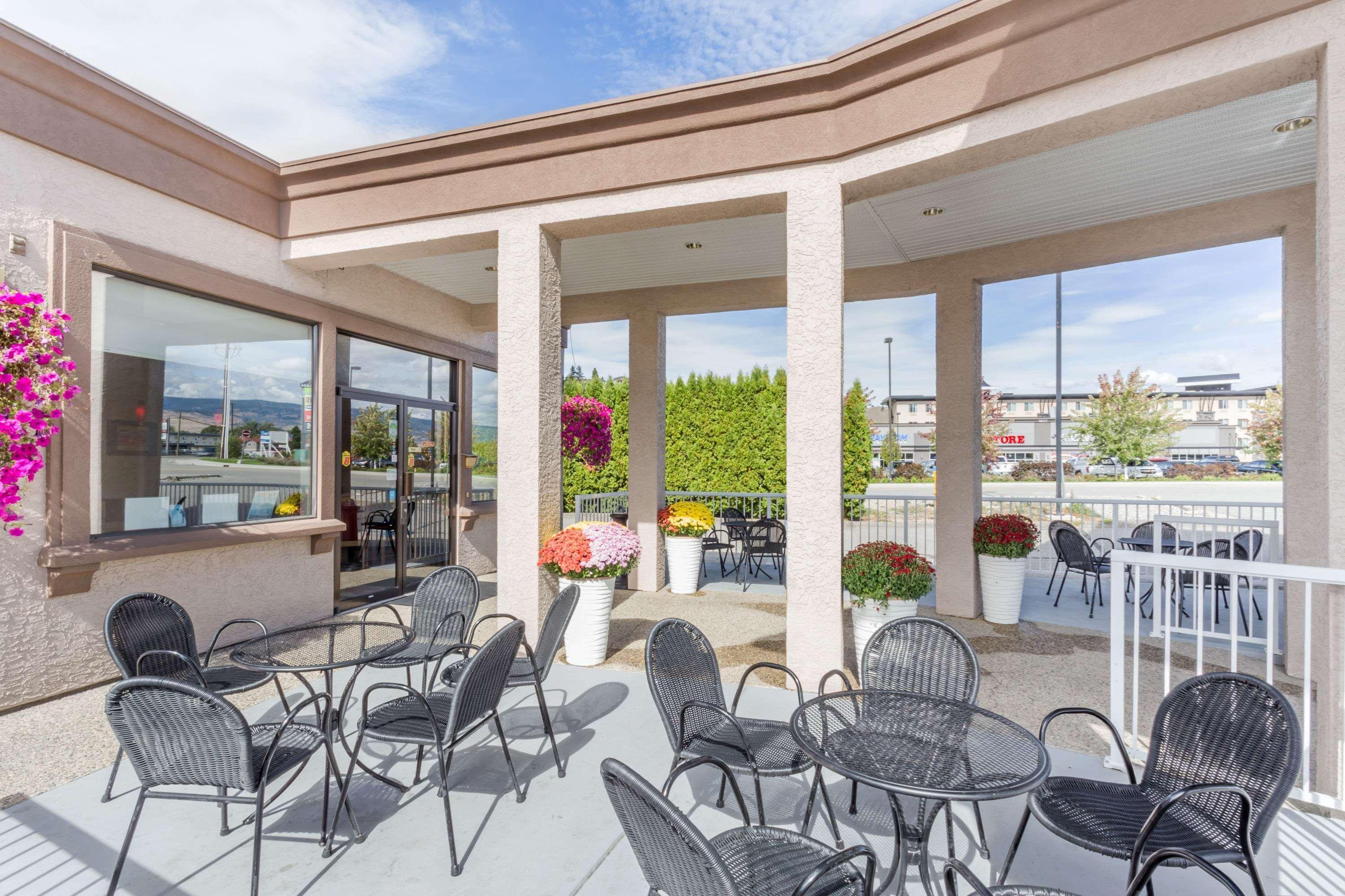 Super 8 By Wyndham Kelowna Bc Экстерьер фото
