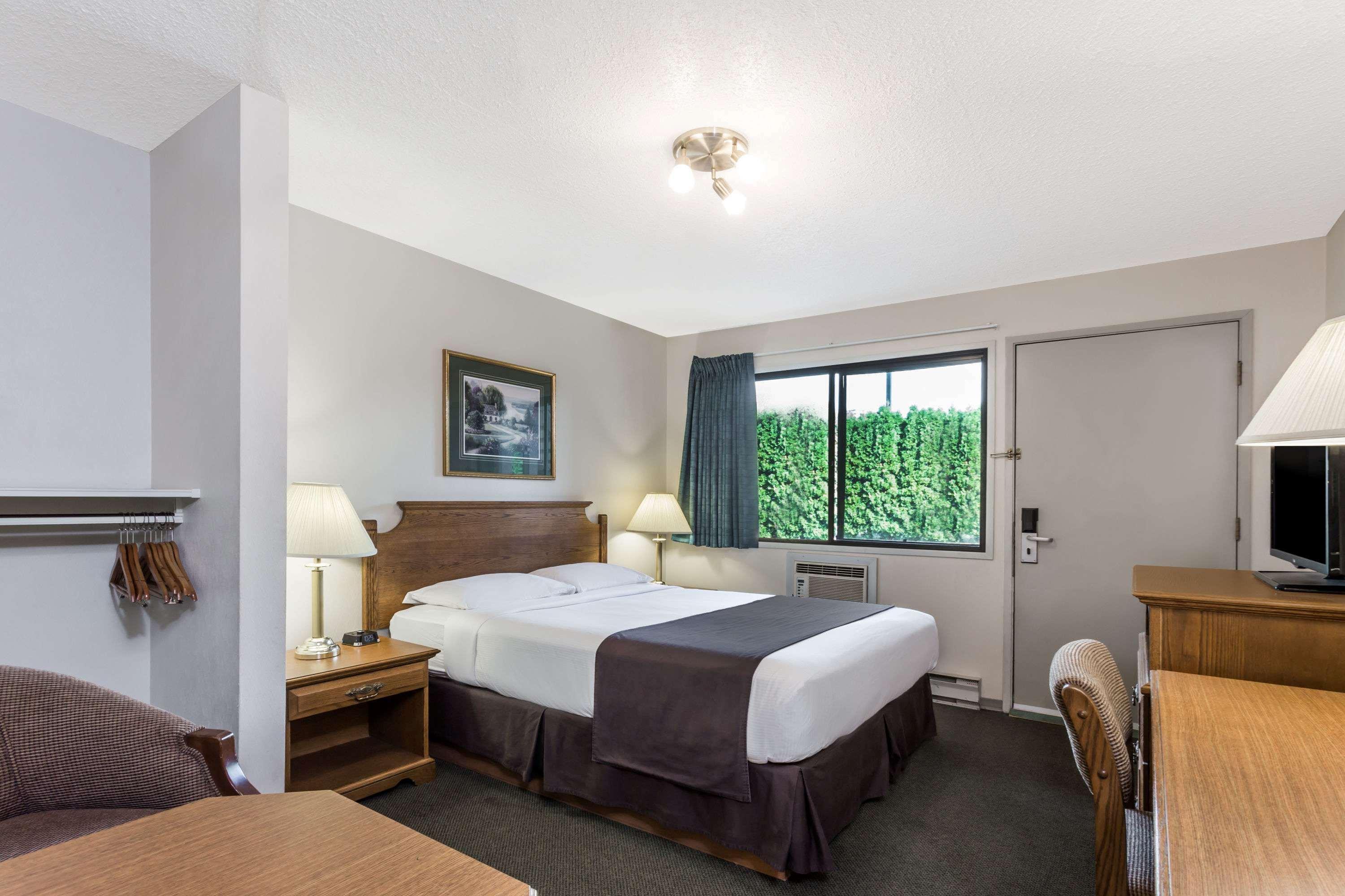 Super 8 By Wyndham Kelowna Bc Экстерьер фото
