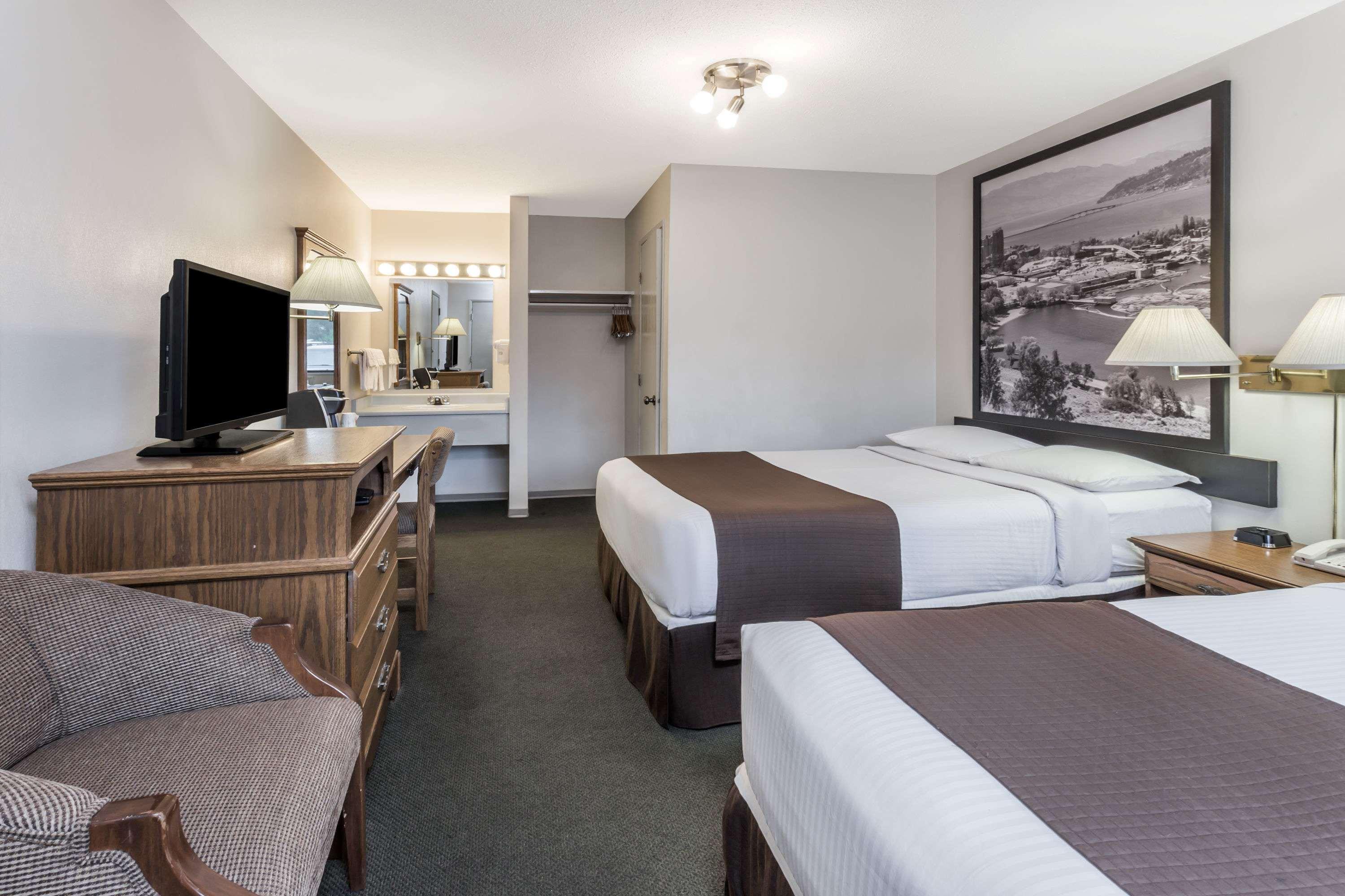 Super 8 By Wyndham Kelowna Bc Экстерьер фото