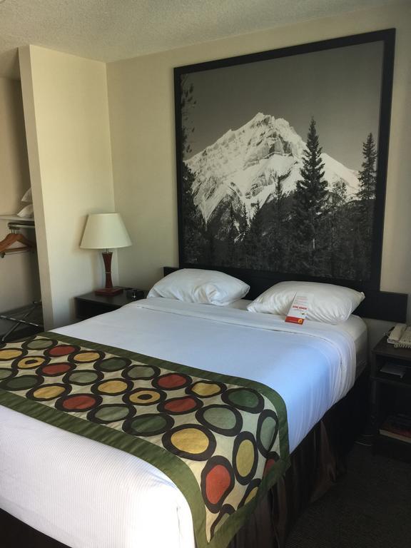 Super 8 By Wyndham Kelowna Bc Экстерьер фото