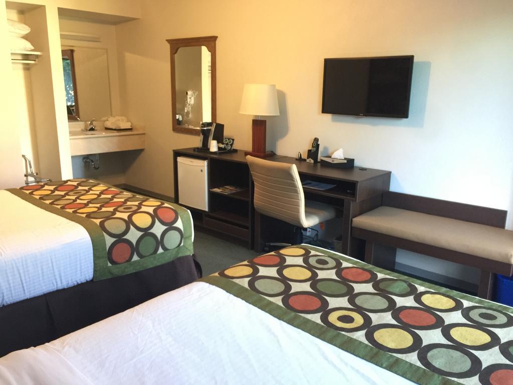Super 8 By Wyndham Kelowna Bc Экстерьер фото