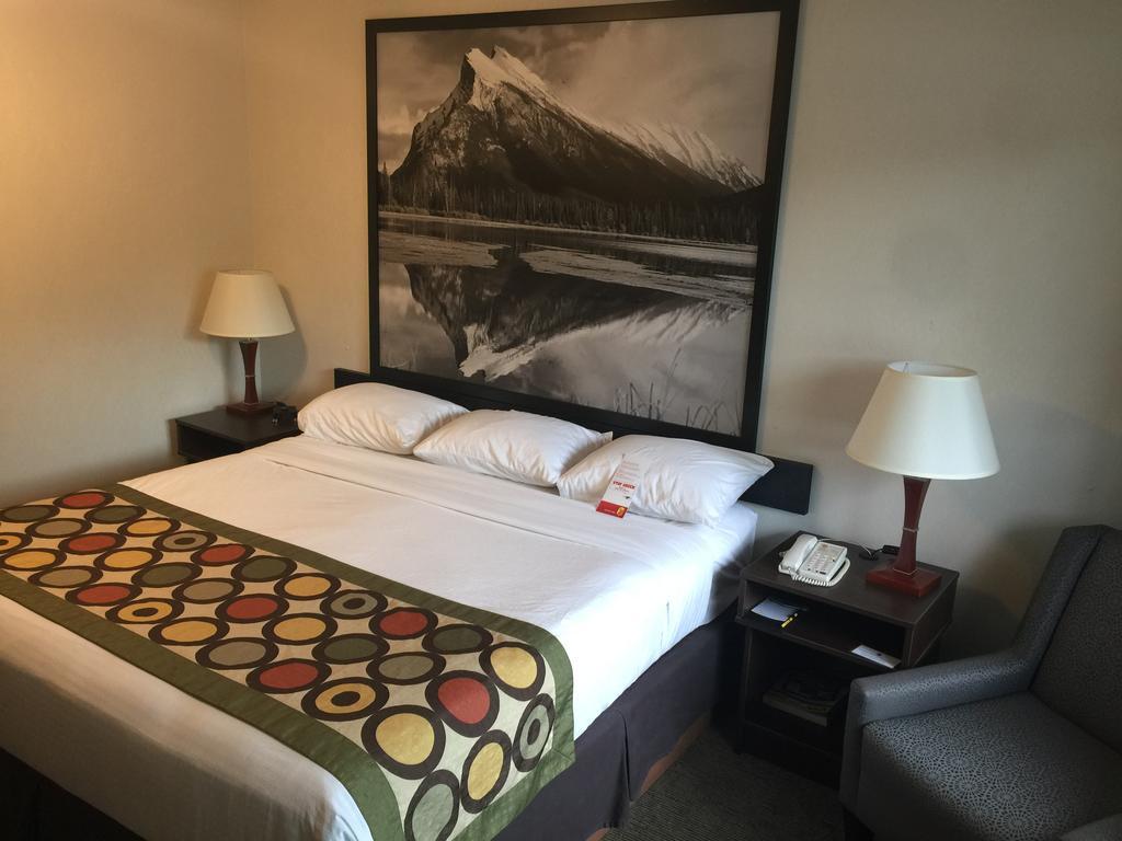 Super 8 By Wyndham Kelowna Bc Экстерьер фото