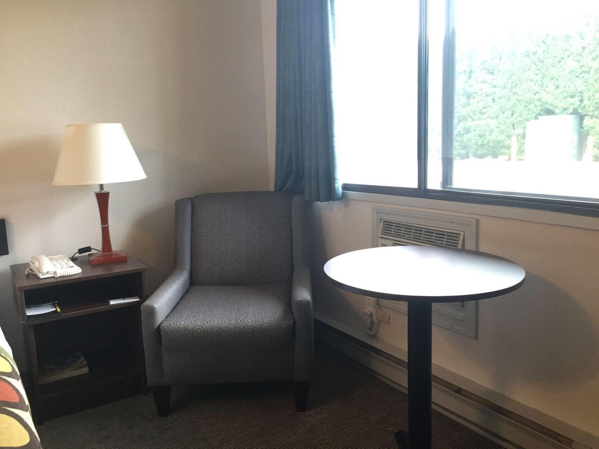 Super 8 By Wyndham Kelowna Bc Экстерьер фото