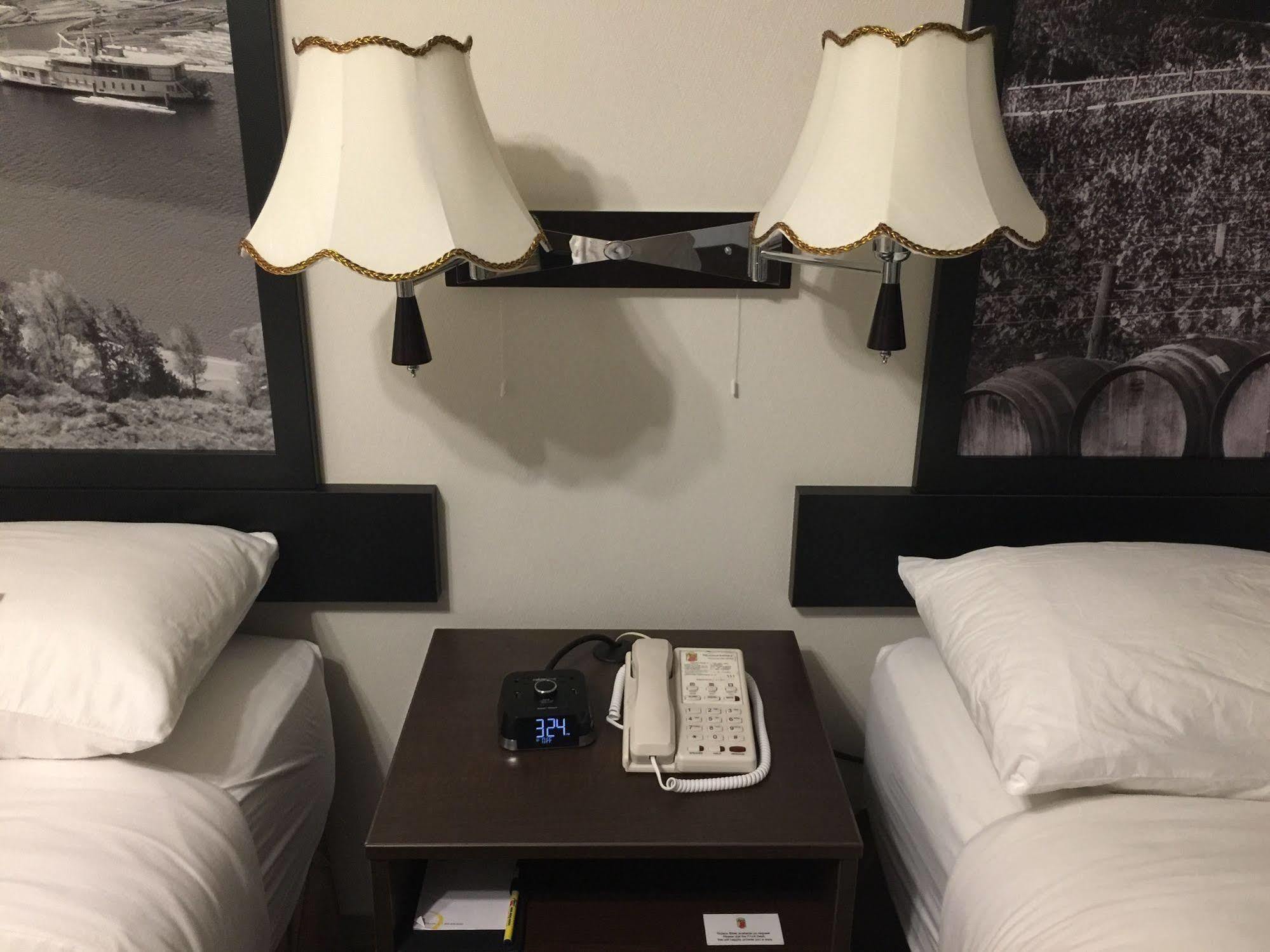 Super 8 By Wyndham Kelowna Bc Экстерьер фото
