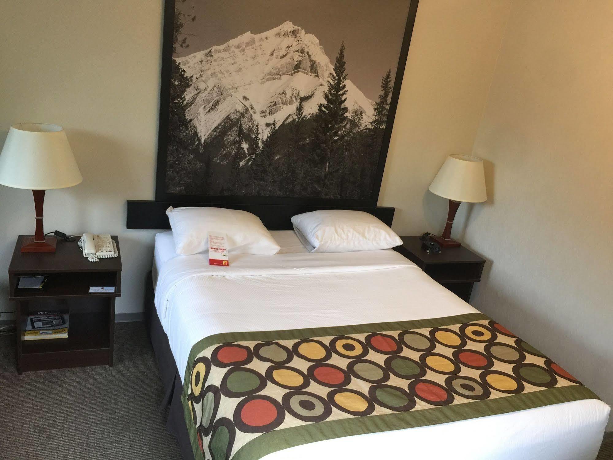 Super 8 By Wyndham Kelowna Bc Экстерьер фото