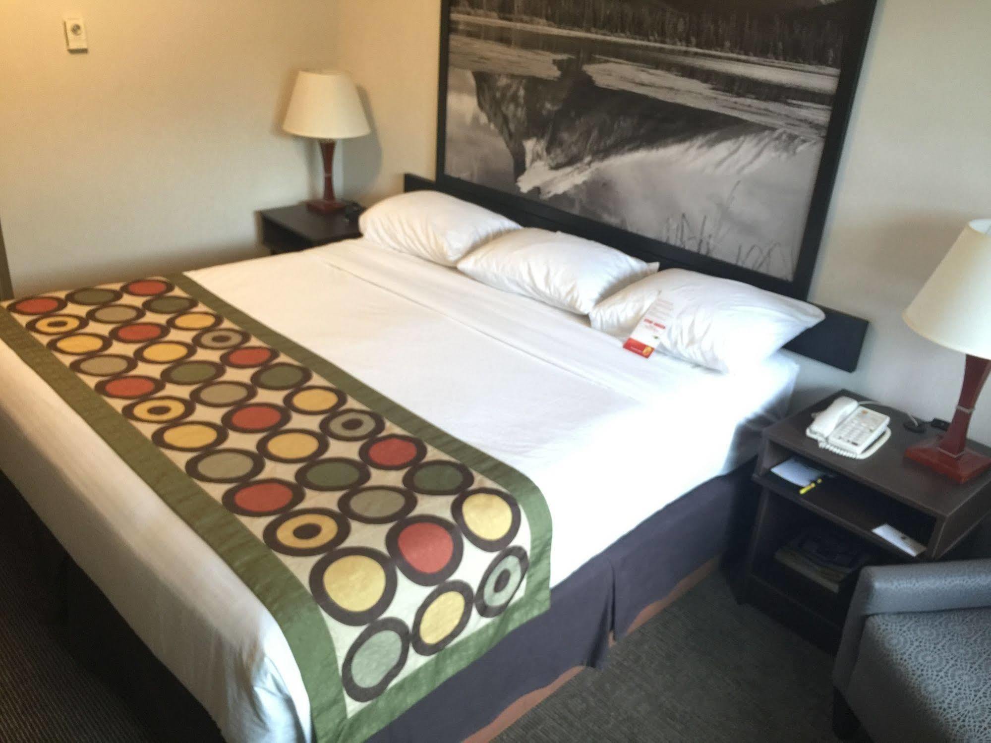 Super 8 By Wyndham Kelowna Bc Экстерьер фото