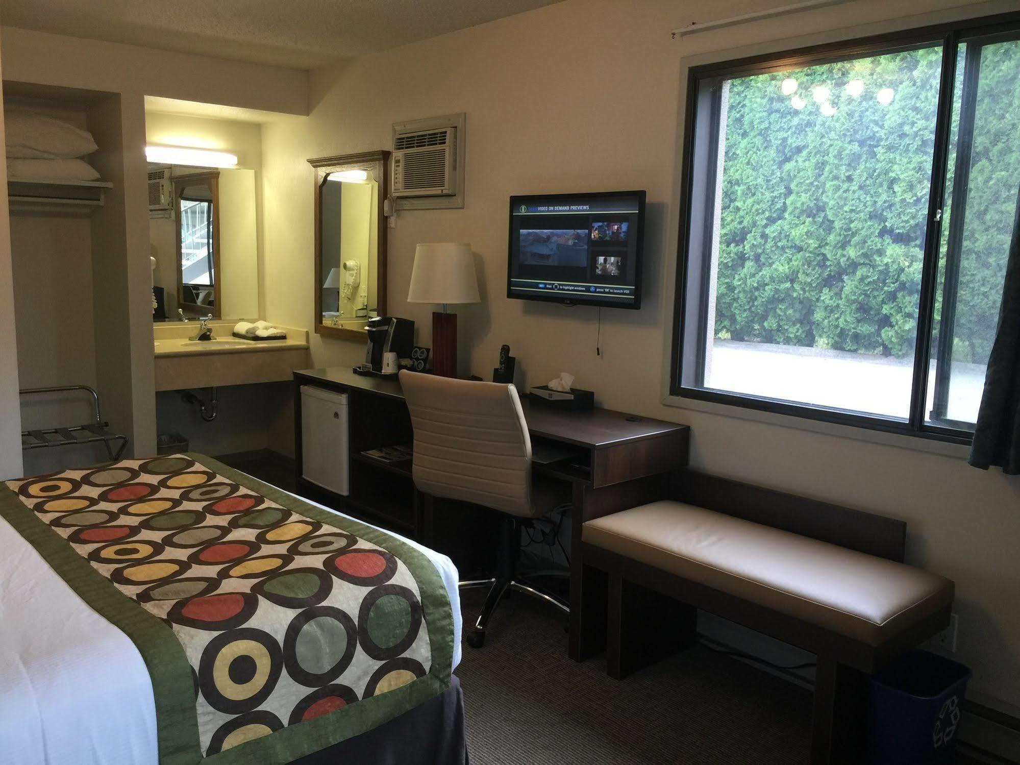 Super 8 By Wyndham Kelowna Bc Экстерьер фото