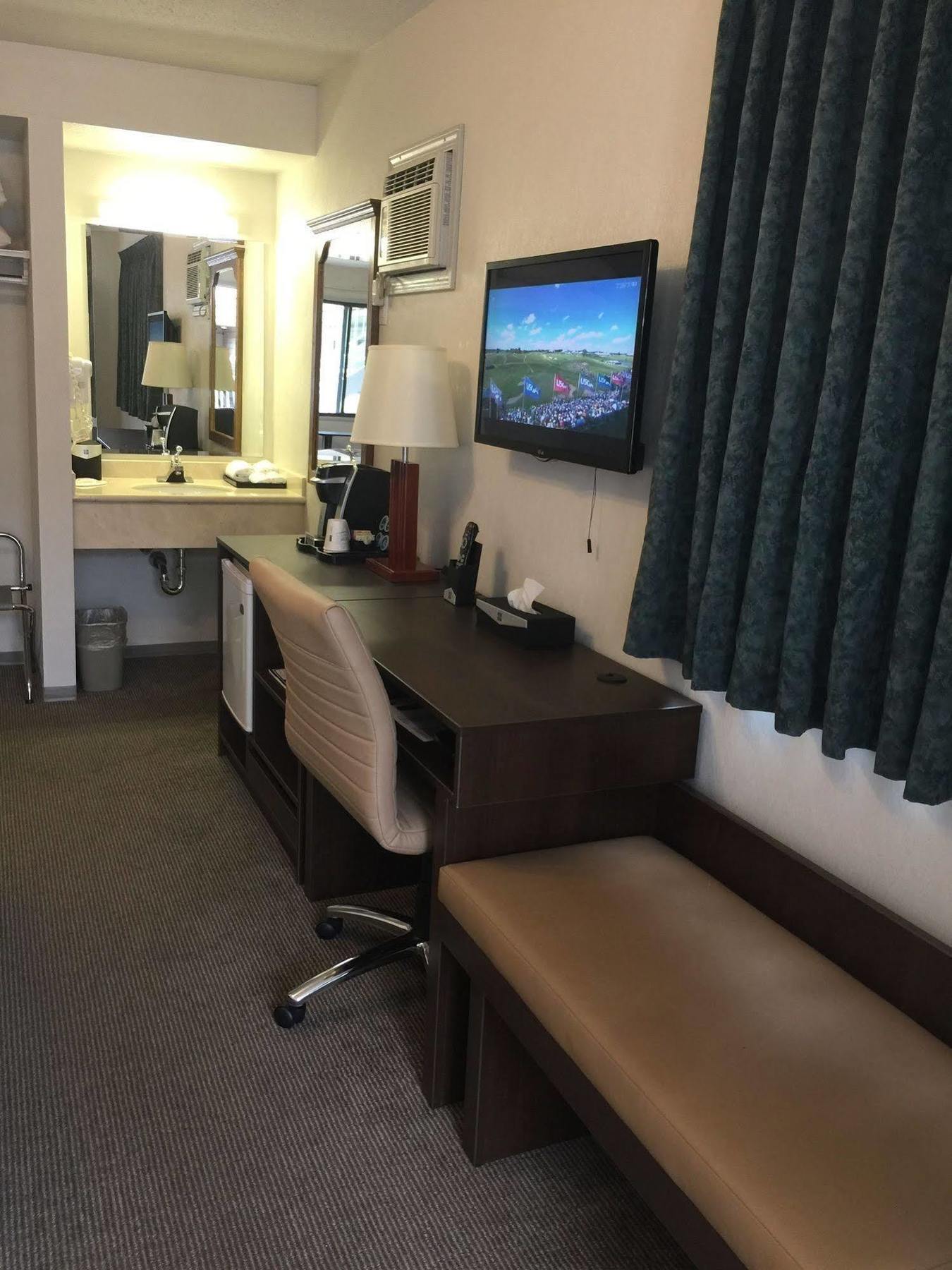 Super 8 By Wyndham Kelowna Bc Экстерьер фото