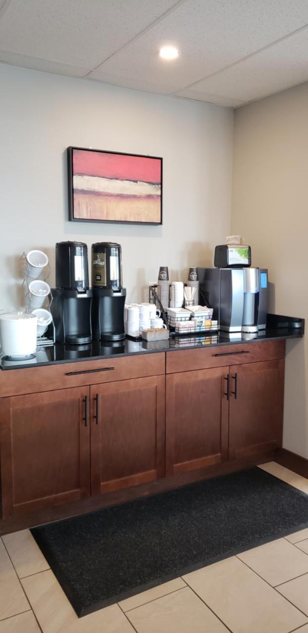 Super 8 By Wyndham Kelowna Bc Экстерьер фото