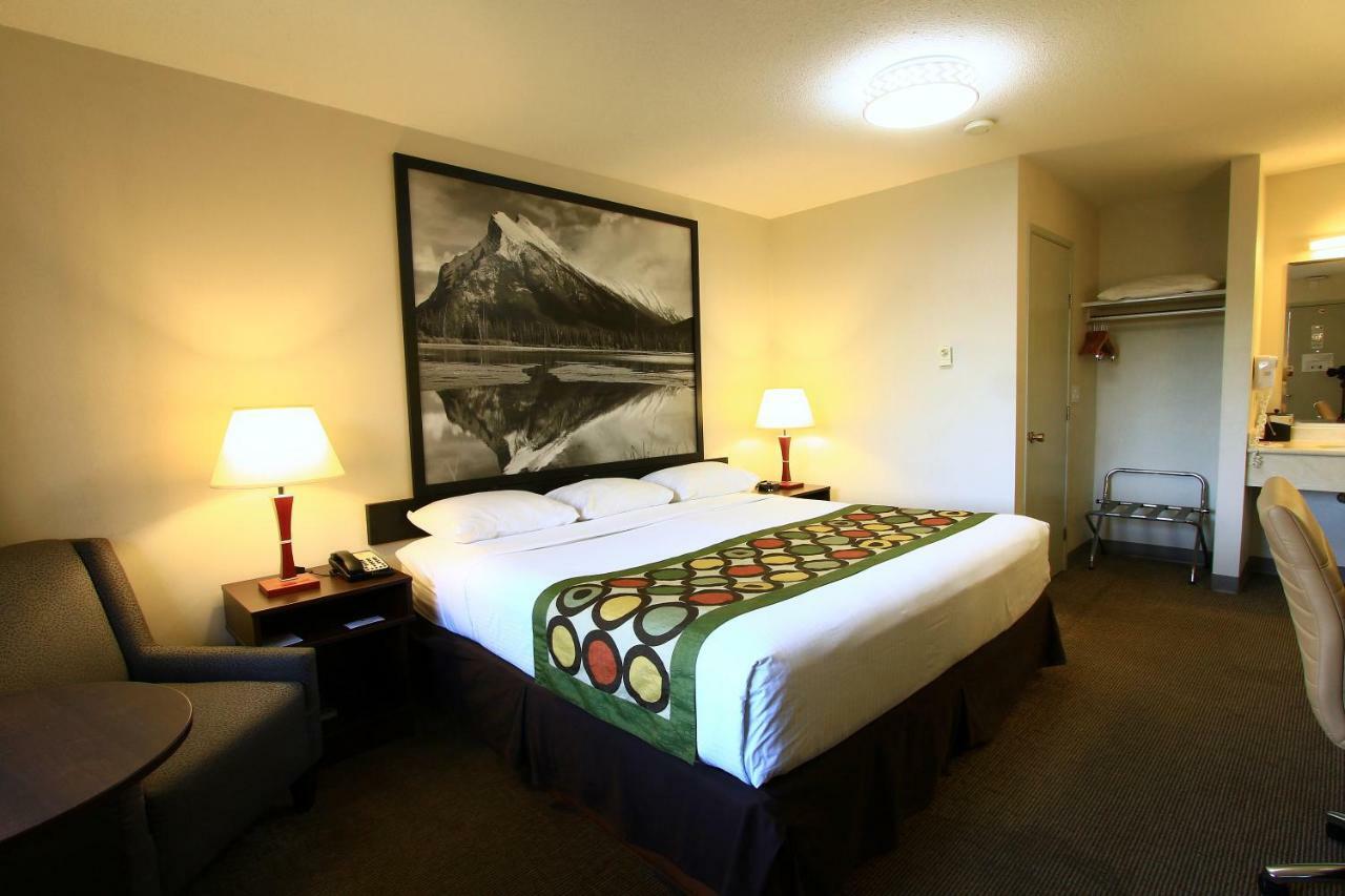 Super 8 By Wyndham Kelowna Bc Экстерьер фото