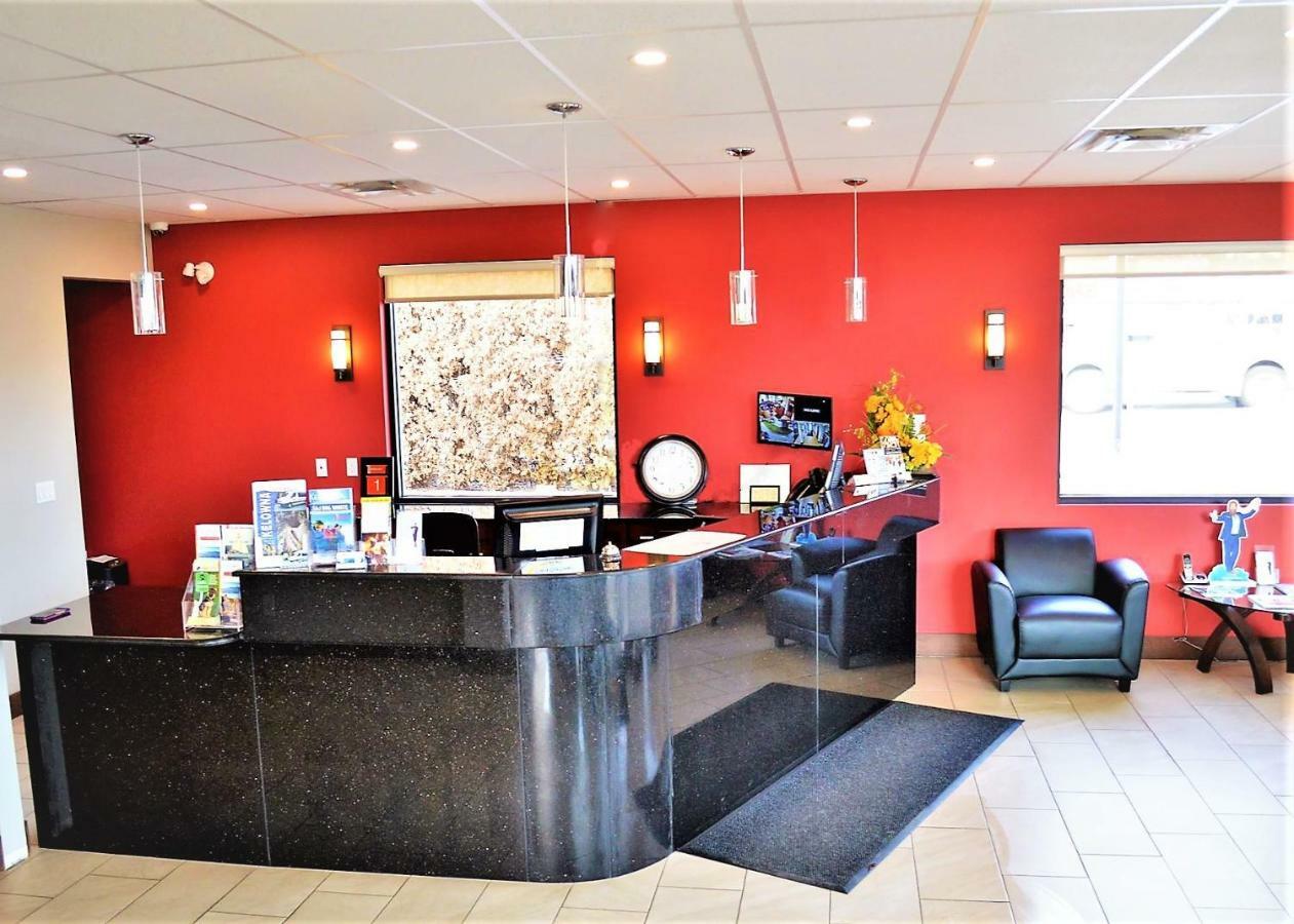 Super 8 By Wyndham Kelowna Bc Экстерьер фото